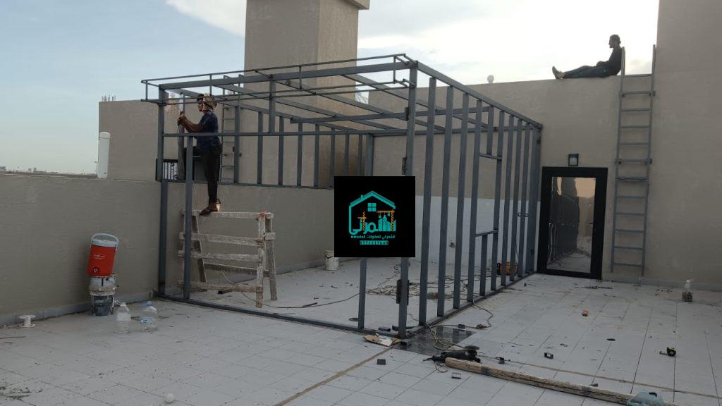 قسم تصنيع ألواح ساندوتش بانل Rockwool في أحد مصانع جدة.