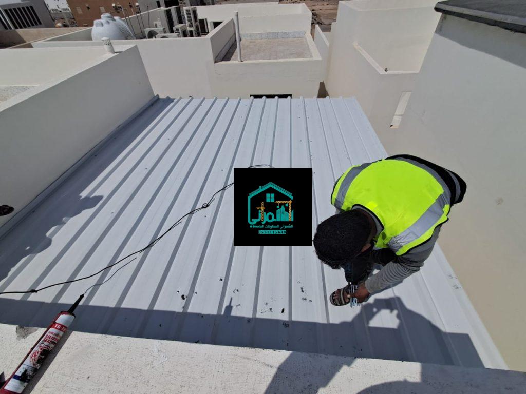 ماكينة تشكيل صفائح الساندوتش بانل داخل مصنع ساندوتش بانل جدة.