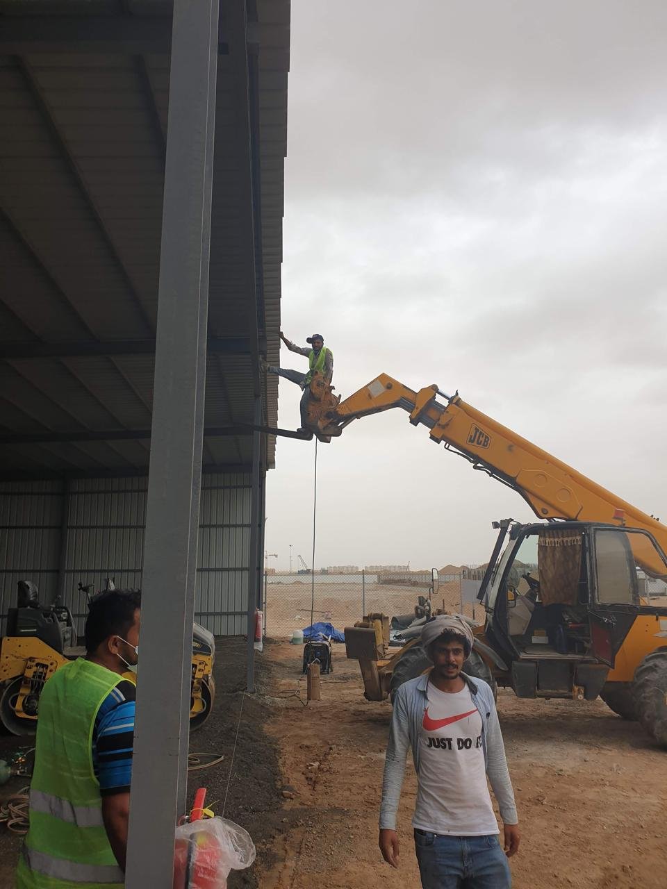 عمود حديدي في هنجر وتثبيت ألواح التغطية على ارتفاع